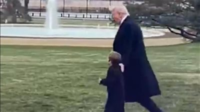 في مشهد طريف.. ترامب يصطحب ابن إيلون ماسك إلى طائرته الخاصة