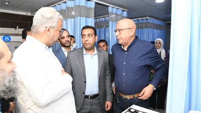 نائب محافظ قنا يطمئن على حالة المصابين في تصادم أتوبيس بجرار زراعي