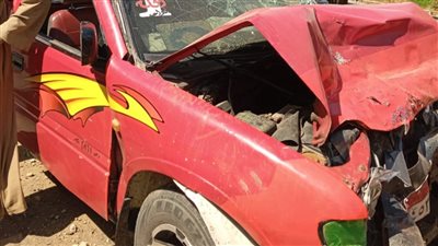 بالأسماء.. إصابة 5 أشخاص في حادث تصادم سيارتين نقل بأسوان