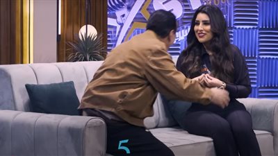بسبب الكنبة.. موقف محرج للفنانة أيتن عامر في برنامج 