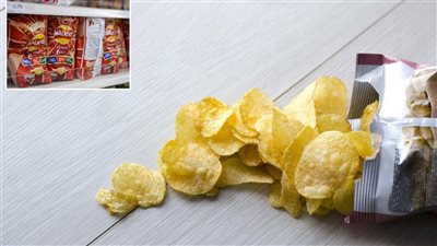 احذر أنت تأكل رقائق البطاطس بشكل خاطئ.. 