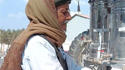 أقدم بائع عصير في الإسماعيلية: ببيع ببلاش للمحتاج وبشتغل 10 ساعات يوميا