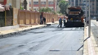 بدء أعمال وضع الطبقة الأسفلتية لترميمات ورفع كفاءة شارع عمر مكرم ببورفؤاد