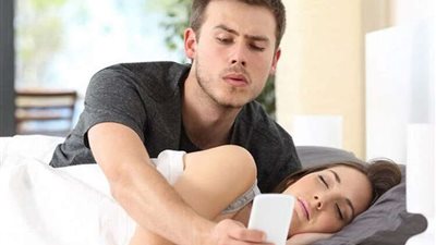 داعية إسلامية تكشف الفرق بين الغيرة بالفطرة والمرض (فيديو)