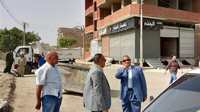 بالصور.. سكرتير مساعد محافظة سوهاج في جولة موسعة بمدينة طهطا