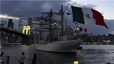 تصادم سفينة شراعية مع جسر بروكلين في نيويورك.. وإصابة 35 شخصًا| فيديو