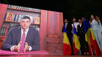 الرومانيون يصوتون لاختيار رئيسهم بين مؤيد لأوروبا وآخر من اليمين المتطرف