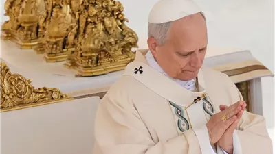 البابا ليو الرابع عشر يُدين استغلال الفقراء في قداس تنصيبه