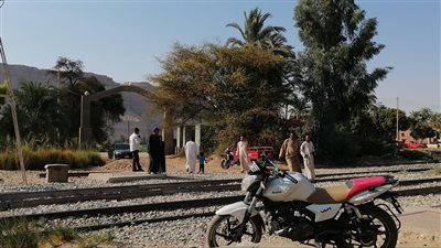 مزلقان سقط من حساب الحكومة.. أهالي الصياد بقنا: من 1984 وهو بياكل أرواح عيالنا