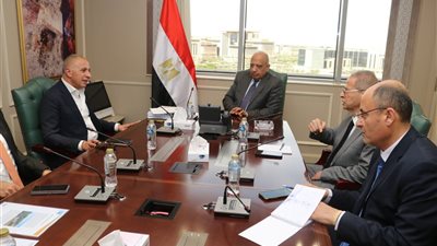 وزير الكهرباء يبحث مستجدات تنفيذ مشروعات 