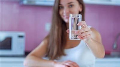 تأثير شرب الماء على مرونة البشرة وكيفية الحفاظ على ترطيب الجلد الطبيعي