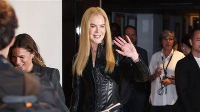 نيكول كيدمان تتألق ببدلة جلد سوداء في 