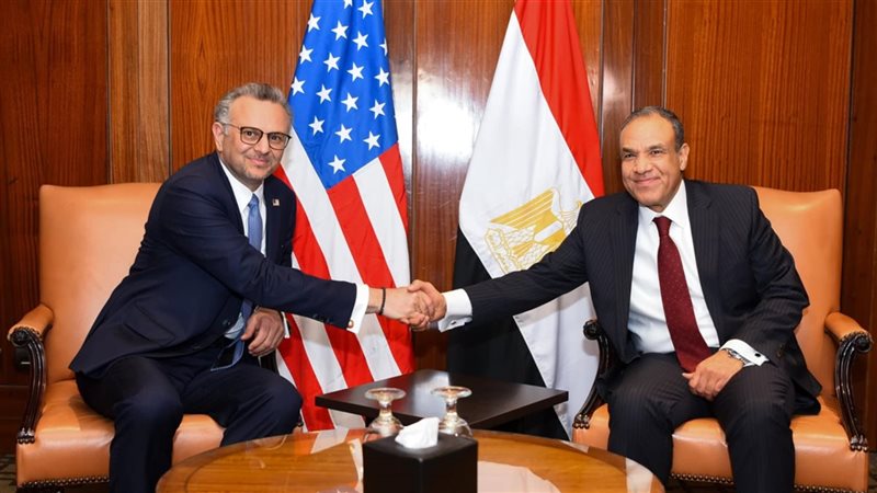 وزير الخارجية مع