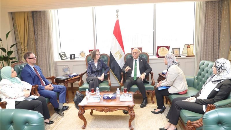 وزير العمل يلتقي