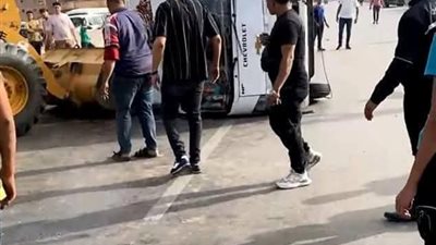 إصابة 12 شخصا فى حادث انقلاب ميكروباص على الطريق الأوسطى | صور 