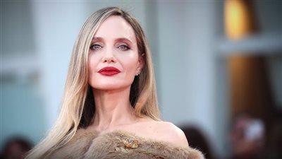 فيتامين C.. المكوّن السحري في روتين أنجلينا جولي للعناية ببشرتها