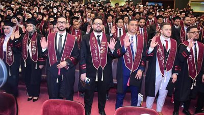 جامعة سوهاج تحتفل بتخريج الدفعة 29 من كلية الطب البشري (صور)