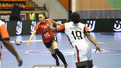 كأس الكؤوس الإفريقية|سيدات يد الأهلي يفزن على أول أغسطس ويتأهلن لربع النهائي