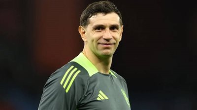 برشلونة يقدم عرضاً لضم الحارس الأرجنتيني إيمليانو مارتينيز