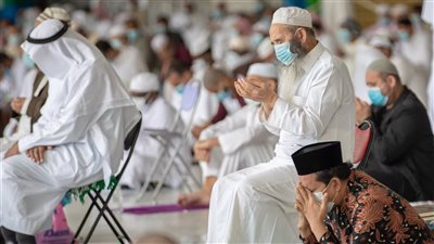 الصلاة على الكرسي.. الأزهر يحذر من أخطاء يقع فيها المسلمون