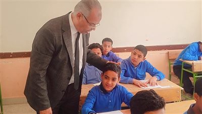 مدير ووكيل إدارة ابشواى التعليمة يتابعان أمتحانات الفصل الدراسي الثاني 