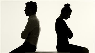 هل يحق للزوج منع زوجته من زيارة والديها؟.. الإفتاء توضح