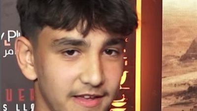 نجل كريم عبدالعزيز يكشف موقف والده من دخوله مجال التمثيل: بيشجعني