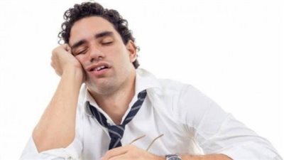 لماذا أشعر بـ النعاس المستمر؟ أهم الأسباب والحلول العلمية