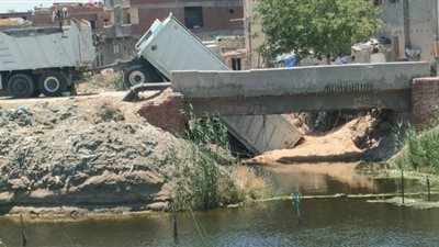 المقطورة وقعت في الترعة.. انهيار جزئي لكوبري العبد في أبو المطامير بالبحيرة