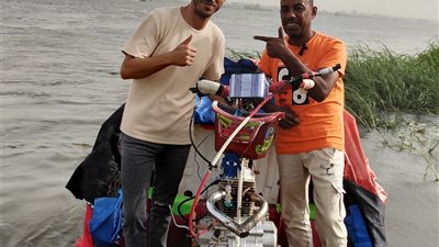 عبقرينو بني سويف.. رمضان اخترع عجلة بتمشي على المياه: نفسي أسجلها باسمي