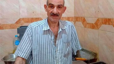 بذراع واحدة.. قصة كفاح أبو علي في بيع سندوتشات السبيط والجمبري منذ 30 عاما