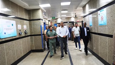 محافظ أسوان يفاجئ العاملين بمستشفى النيل التخصصى للاطمئنان على الخدمات الطبية 