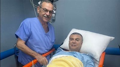 الإعلامي عمرو الليثي ينجح في إجراء جراحة عاجلة ويشكر الطبيب المعالج