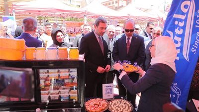 وزير العمل يشيد بالحلويات والجبنة الدمياطي أثناء زيارته للمحافظة