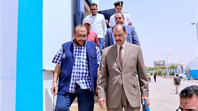 محافظ سوهاج يتفقد محطة مياه 
