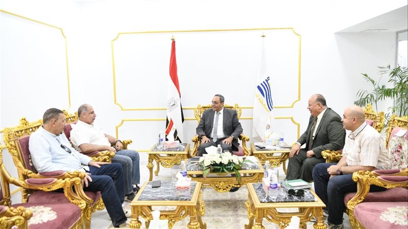 محافظ قنا
