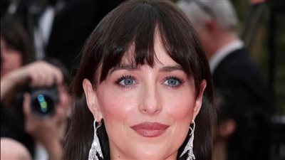 داكوتا جونسون تخطف الأنظار بإطلالة من غوتشي في مهرجان 