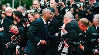 دينزل واشنطن ينفجر في وجه مصور وهو يصرخ في لحظة غضب بمهرجان كان