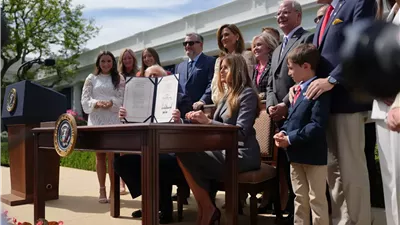 ظهور مفاجئ لميلانيا ترامب خلال توقيع قانون تجريم «الصور الإباحية الانتقامية»