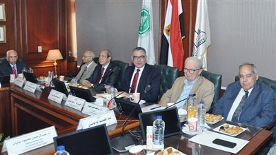 «تجارة عين شمس» تناقش برامج جديدة بالغة الإنجليزية «ساعات معتمدة»