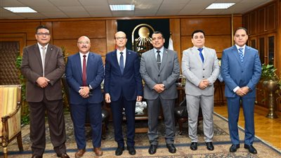 رئيس جامعة أسيوط يترأس لجنة اختيارعميد كلية التربية الرياضية بالجامعة  