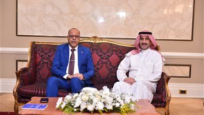 وزير العمل والعمل العربية يسلّمان شهادات دورة تدريبية حول تشغيل الشباب