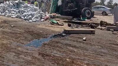 انقلاب سيارة نقل محملة بالشكائر على الطريق الاقليمي بالمنوفية