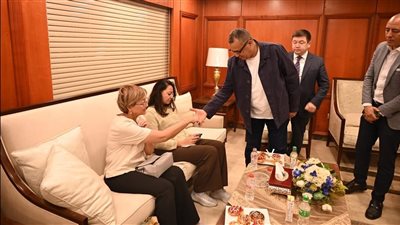 سقطت عليهما لوحة إعلانية.. محافظ جنوب سيناء يلتقي مصابتي حادث مطار شرم الشيخ