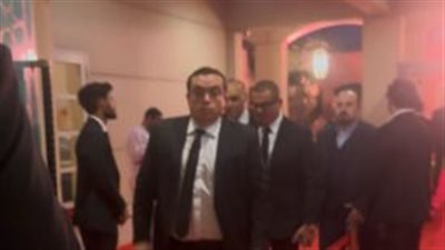 الجاردات يمنعون الجمهور من التصوير مع عمرو دياب في العرض الخاص لـ المشروع X