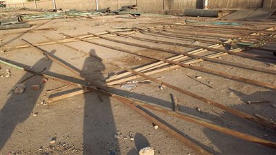 بعد انهياره.. رئيس مدينة قوص يتابع أعمال الموقف الجديد (صور)