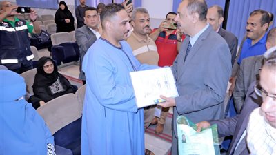 محافظ سوهاج يسلم تأشيرات وتذاكر الحج للفائزين |صور