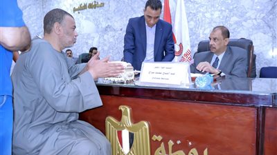 محافظ سوهاج يعقد اللقاء الجماهيري للاستماع لشكاوى وطلبات المواطنين |صور