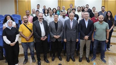 محافظ المنيا يكرم فريق القافلة الطبية البريطانية تقديرًا لجهودهم الصحية