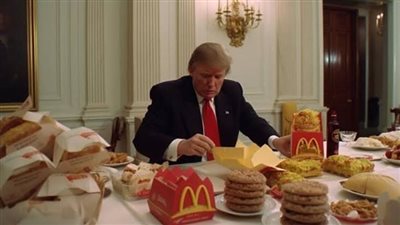 ترامب يدافع عن وجبته المفضلة: من نصحوني بعدم تناول 